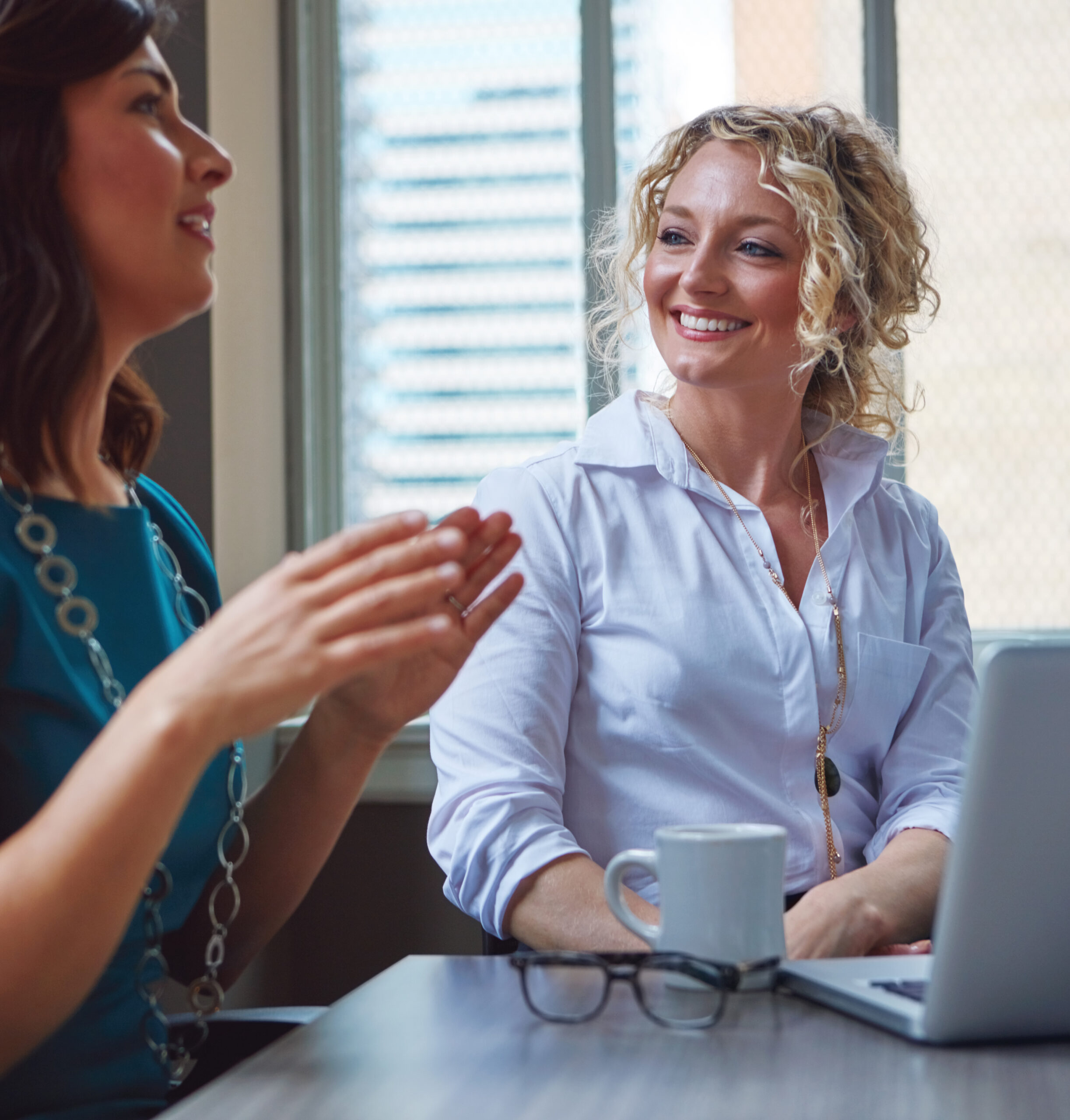 Aralarında konuşan kişiler