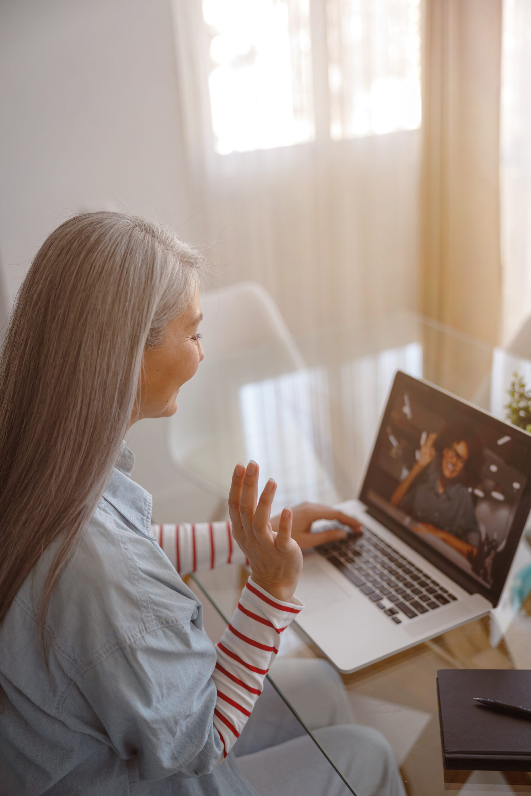 Dikey laptopta çalışan kişi